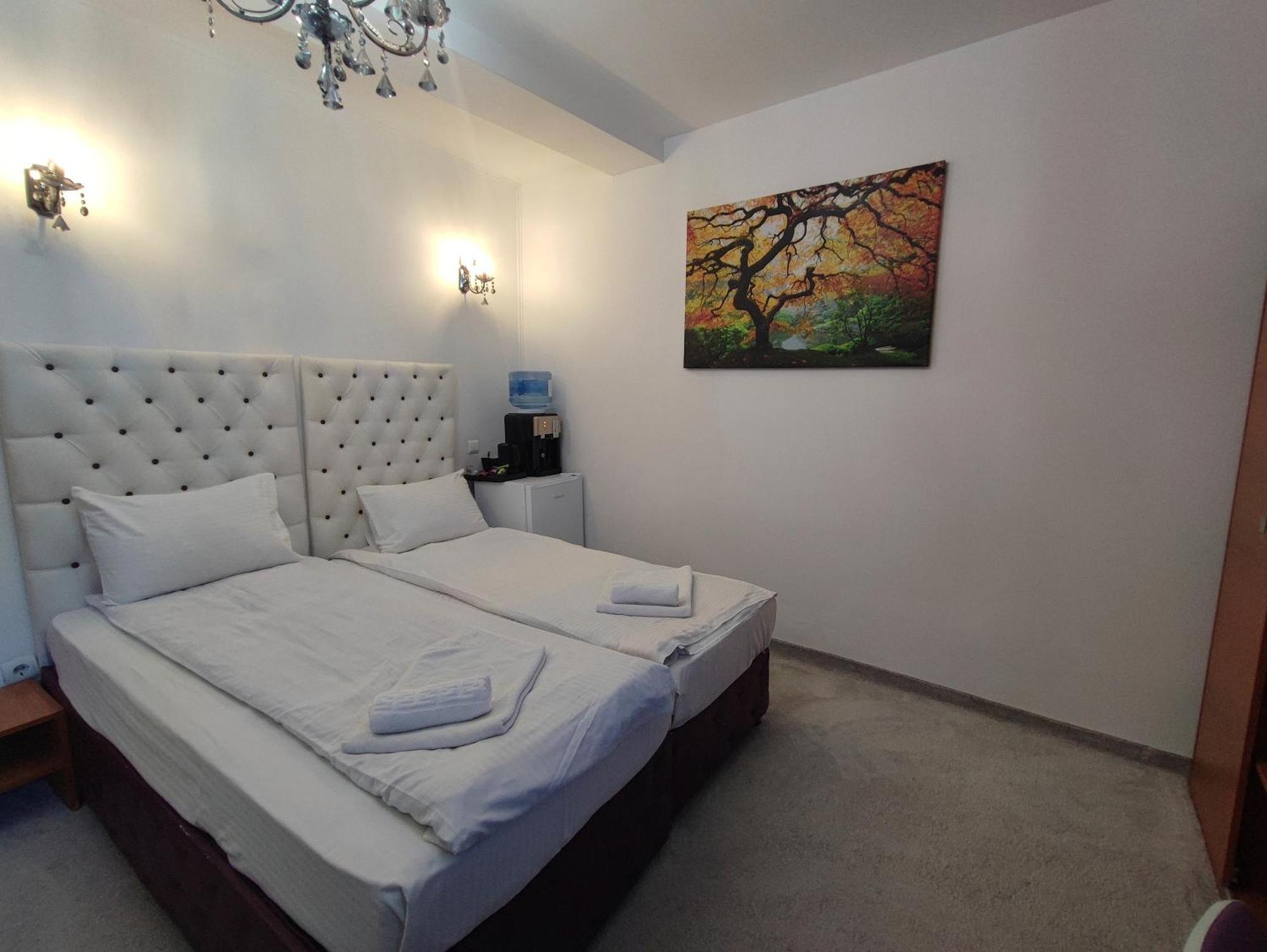 Iris Boutique Therme & Bucharest Otopeni Airport Buitenkant foto
