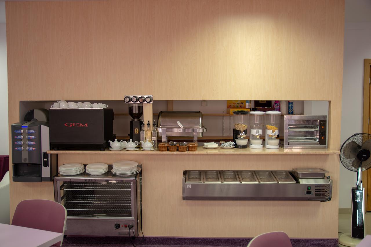 Iris Boutique Therme & Bucharest Otopeni Airport Buitenkant foto