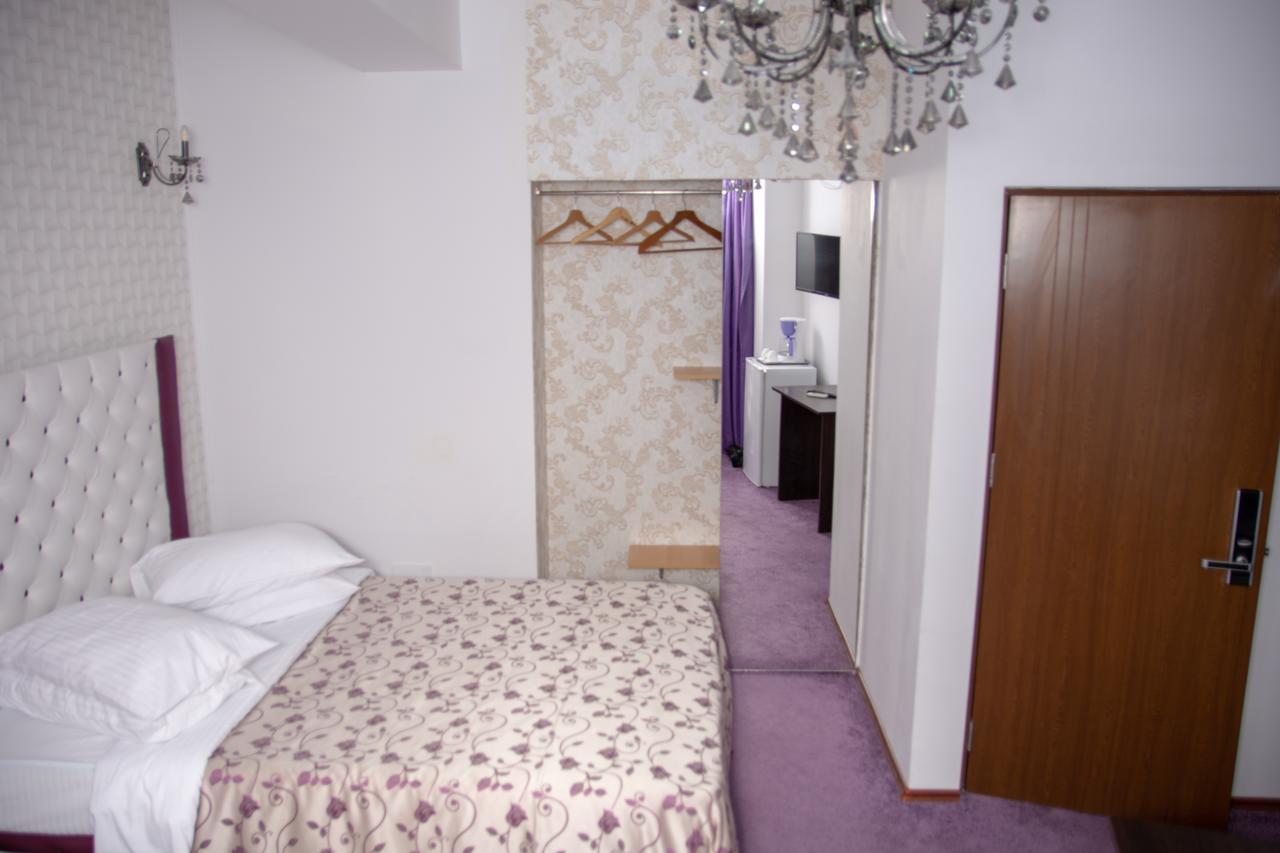 Iris Boutique Therme & Bucharest Otopeni Airport Buitenkant foto