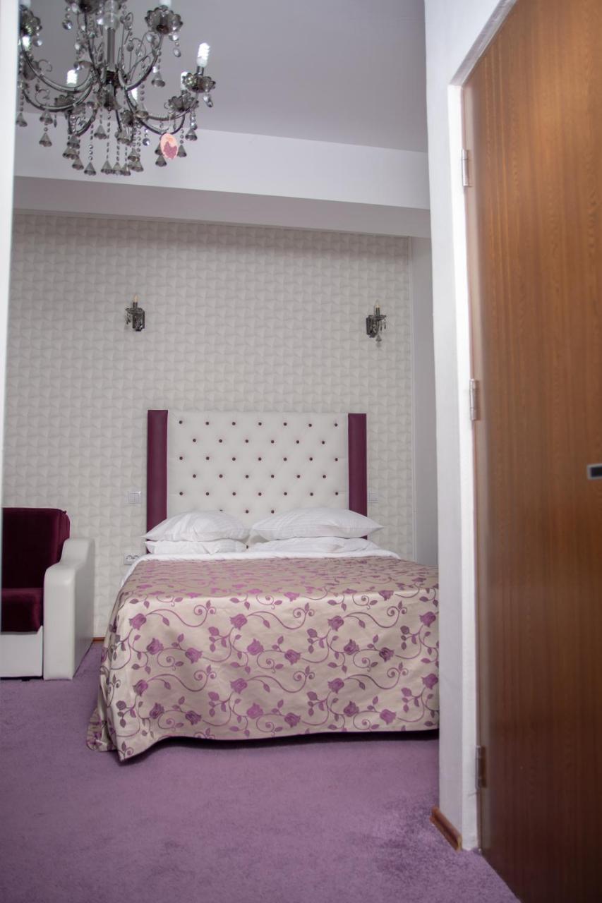 Iris Boutique Therme & Bucharest Otopeni Airport Buitenkant foto