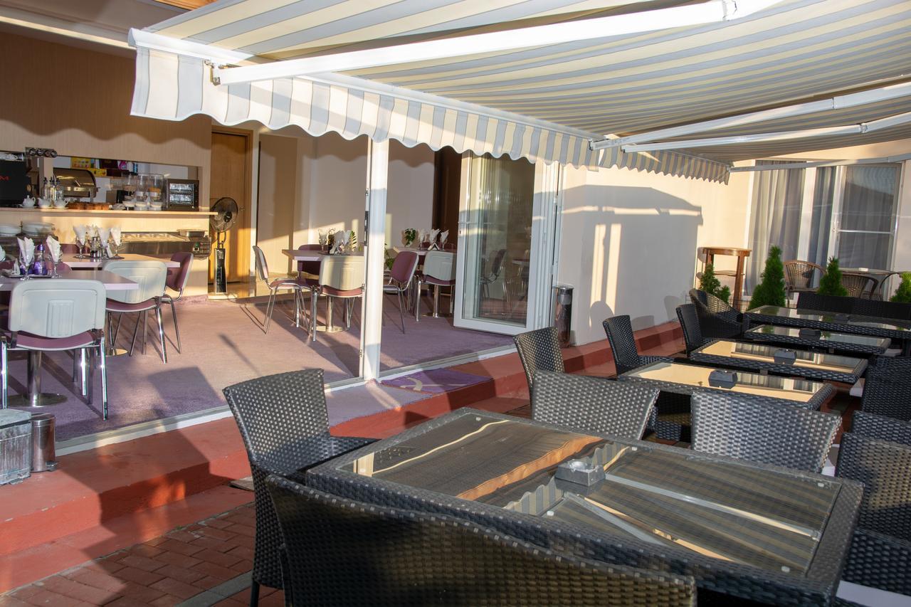Iris Boutique Therme & Bucharest Otopeni Airport Buitenkant foto