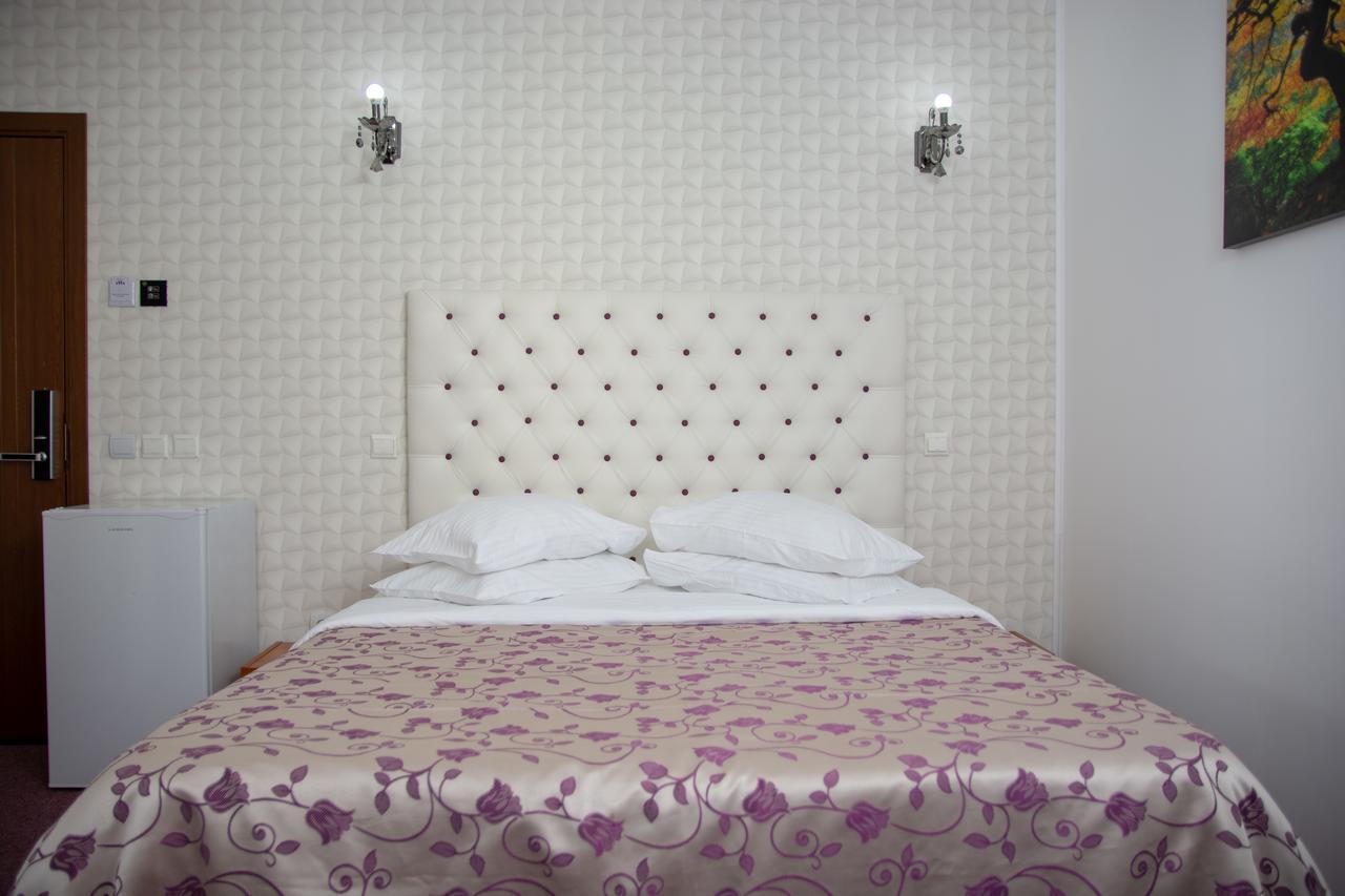 Iris Boutique Therme & Bucharest Otopeni Airport Buitenkant foto