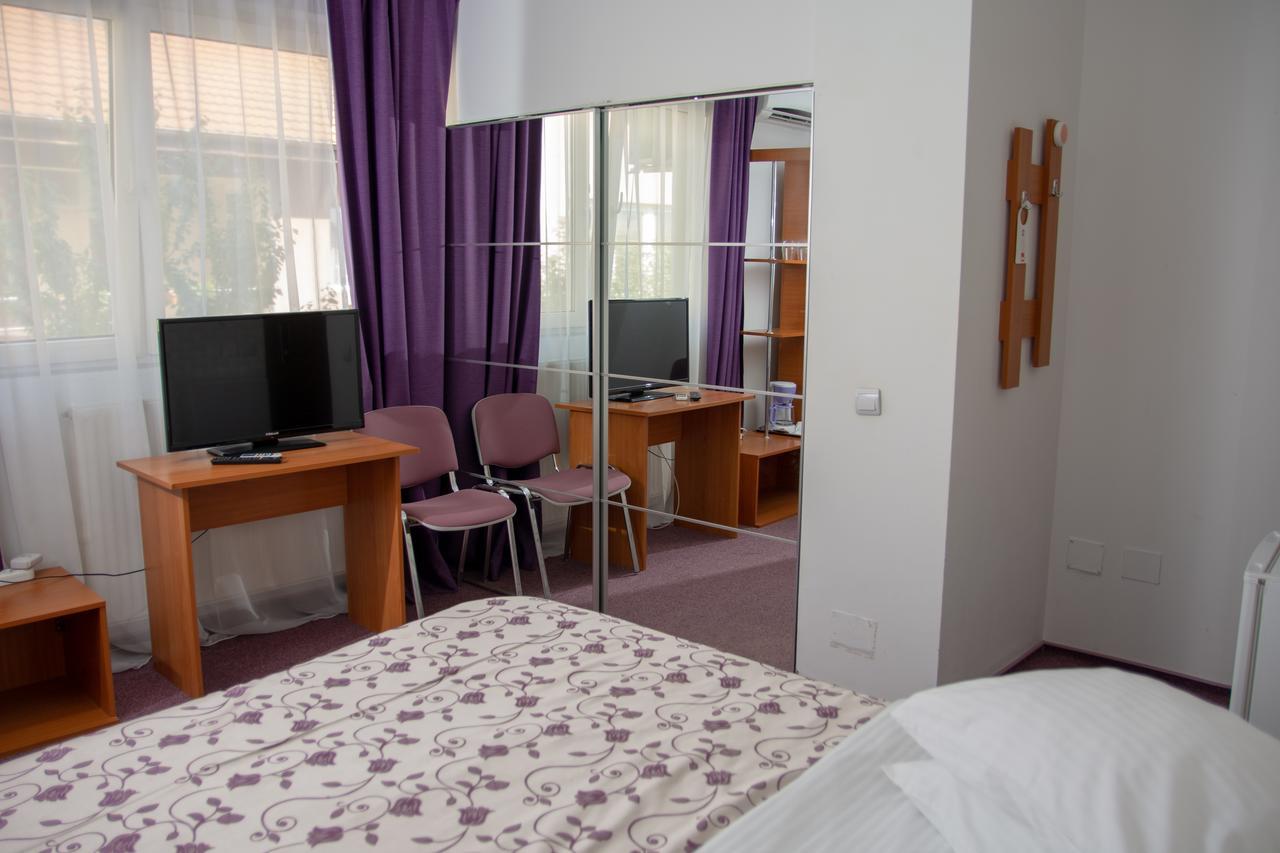 Iris Boutique Therme & Bucharest Otopeni Airport Buitenkant foto